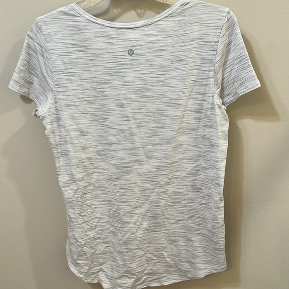 Women's Size 6 lululemon casual/workout shirt - Picture 4 of 6